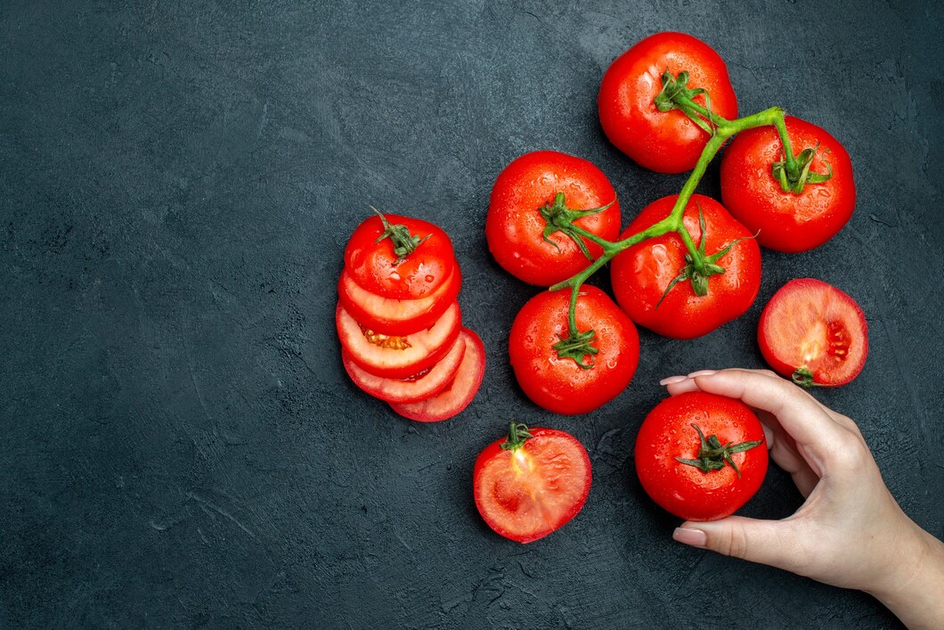 https://ru.freepik.com/free-photo/top-view-fresh-tomato-branch-chopped-tomatoes-red-tomato-in-female-hand-on-black-table-free-space_17231592.htm#fromView=search&page=1&position=29&uuid=4293beaa-f92b-48a8-85e2-b48d11bcddb7